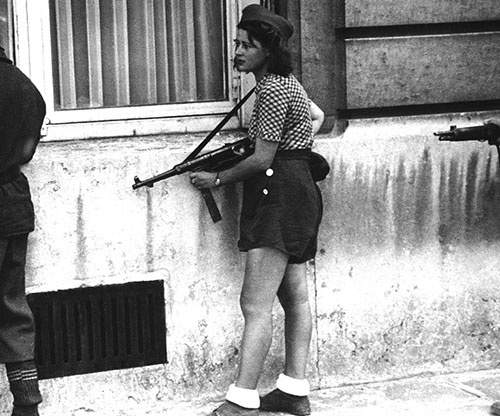 Simone-Segouin-the-18-year-old-French-R%C3%A9sistance-fighter-1944-small.jpg