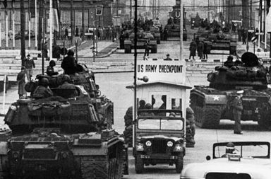 The standoff at Checkpoint Charlie Soviet tanks facing American tanks, 1961