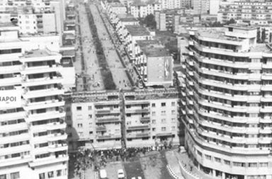 Moving a 7,600 ton apartment building to create a boulevard in a Romanian town, 1987