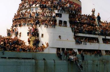 Albanian refugees arriving in Italy, 1991