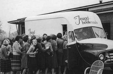 The bookmobiles - Vintage photos of traveling libraries, 1910s-1960s