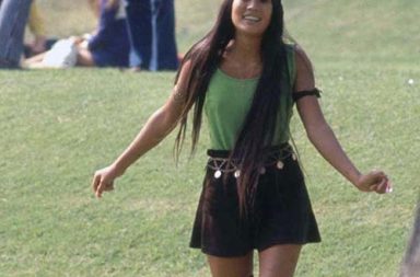 The freaky high school fashion of the hippie era, 1969