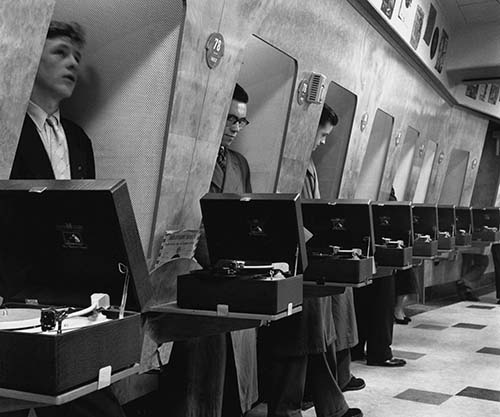 Vinyl listening booths to discover new music, 1950s - Rare Historical Photos
