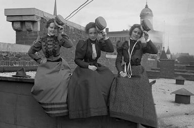 Vintage photos of department store workers during lunch break, 1900