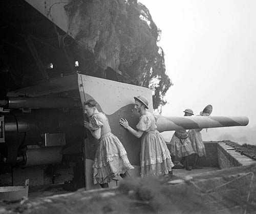 British soldiers manning anti-aircraft guns in women's clothes 