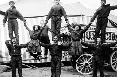 These vintage photos capture the traveling circus performers in Northern Ireland, 1910-1911
