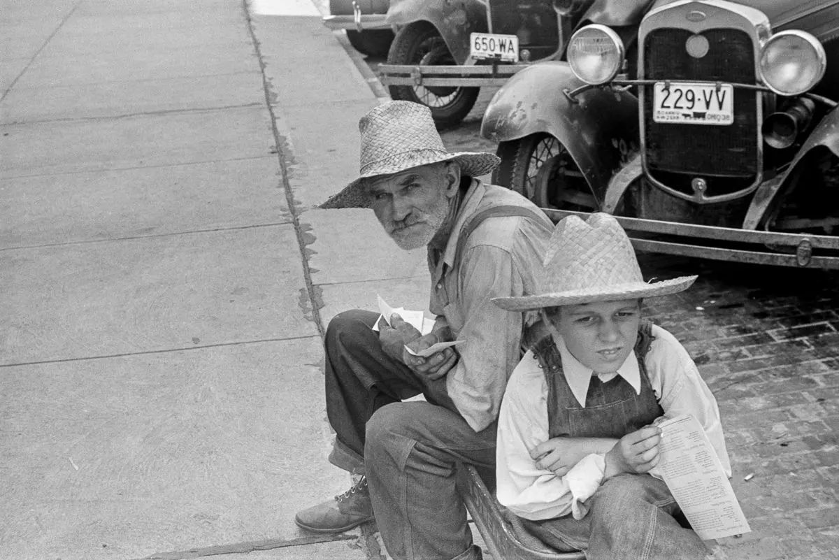 poor-great depression families waitig for aid