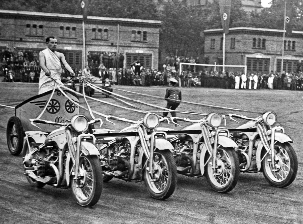 motorcycle chariot races photos