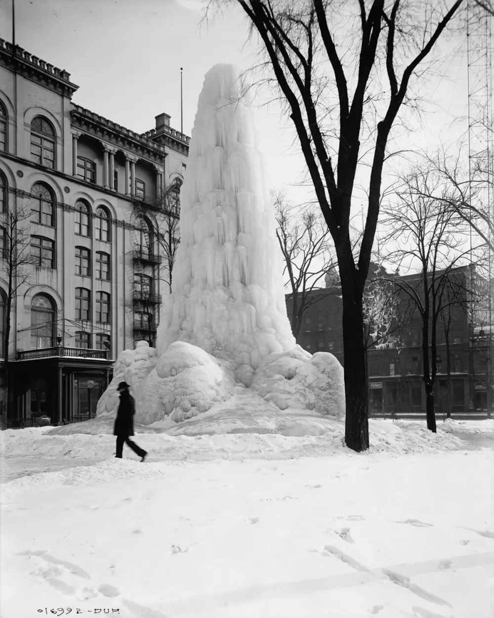 Detroit ice fountain photos