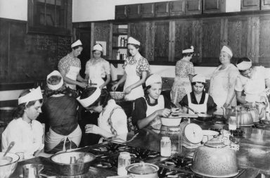 Fascinating Vintage Photos of Girls Attending Home Economics Classes, 1920s-1930s