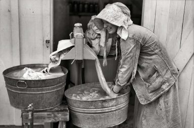 Vintage Photos Show the Early Days of Washing Machines, 1880s-1950s