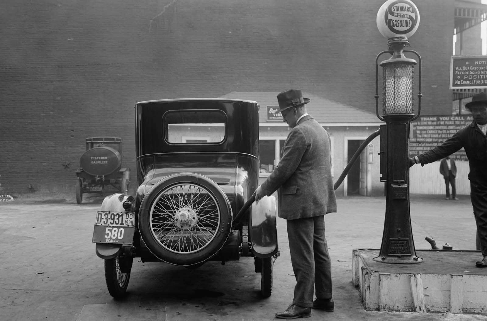 These Old Photos Show What Gas Stations Looked Like in the US From the 1920s and 1940s