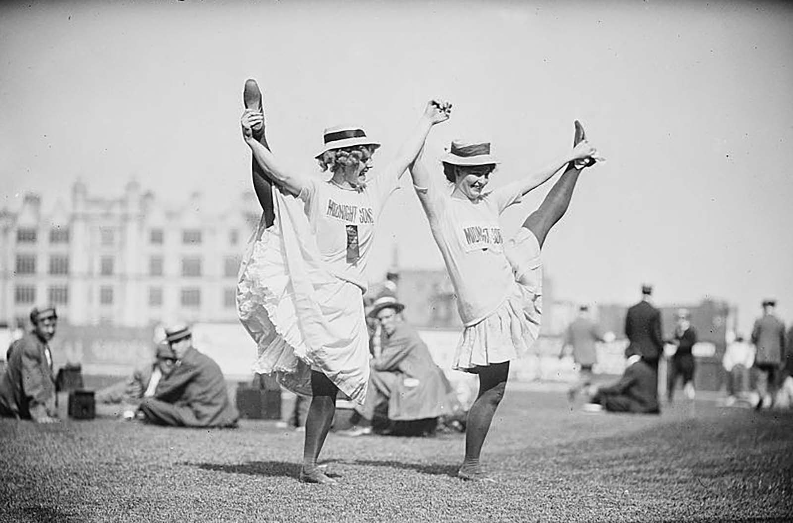 Cheerleaders in Action: Vintage Photos That Show the Style of the Old Days