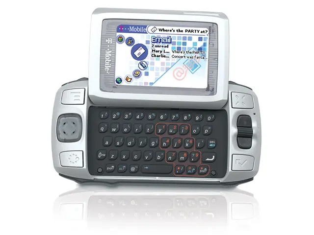 Remembering the 2000s Cell Phone Era Photos