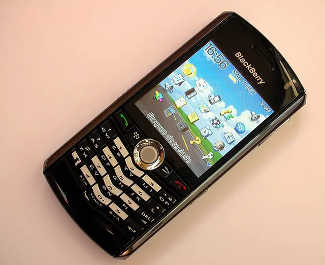 Remembering the 2000s Cell Phone Era Photos