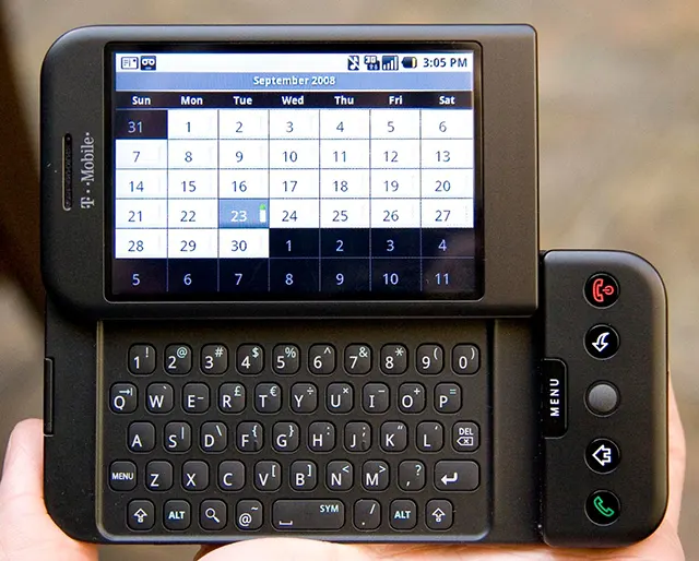 Remembering the 2000s Cell Phone Era Photos