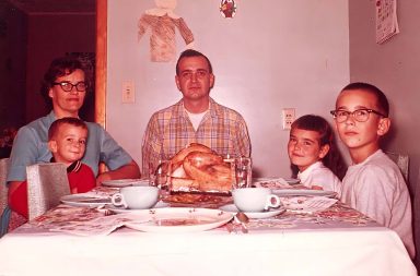 Vintage Thanksgiving: Rare Photos Showing How Families Gathered in the 1950s and 1960s