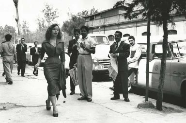 A Woman at the Market: A Social Experiment Capturing Male Reactions in 1953 Mexico