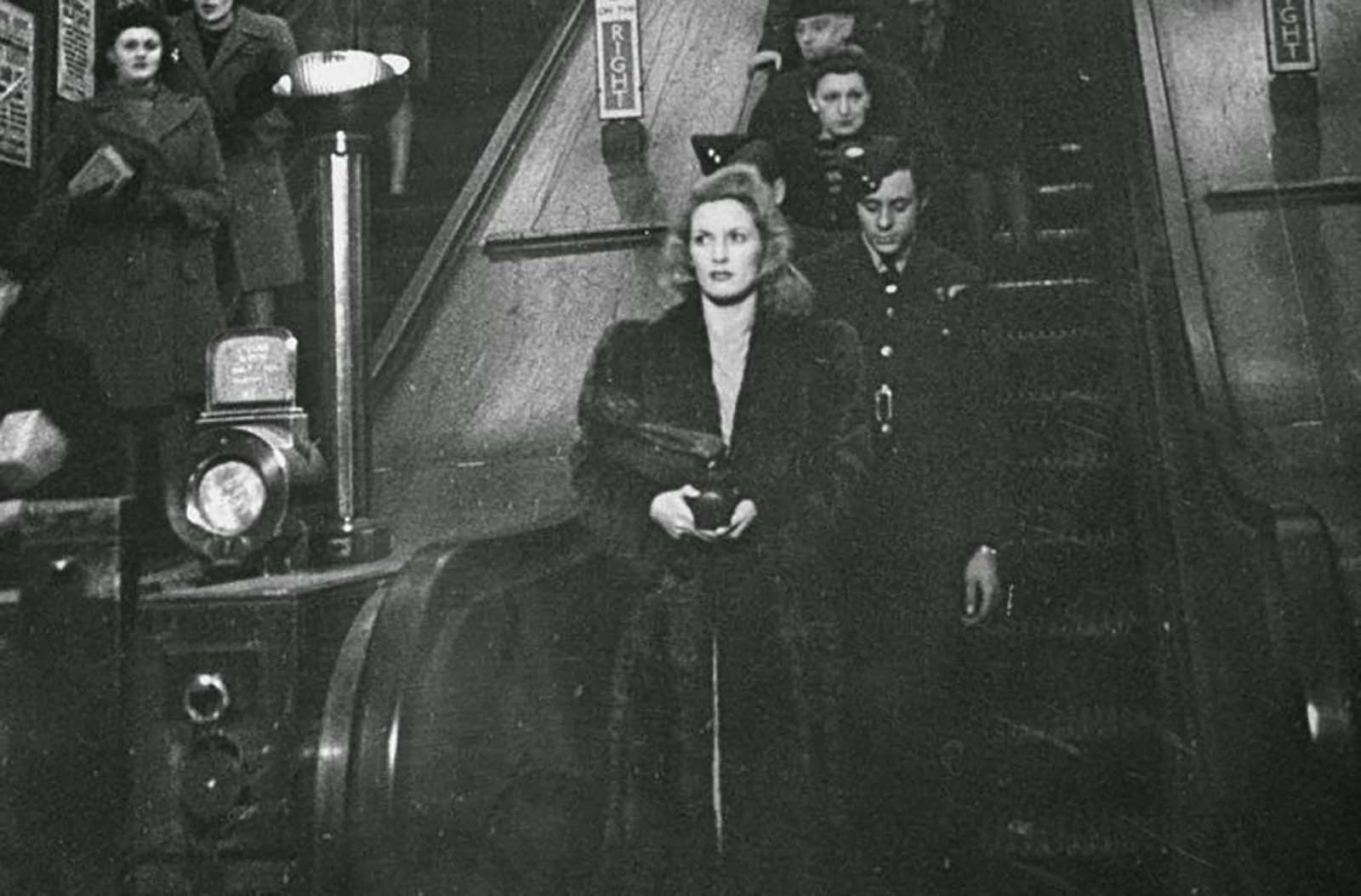 London’s Wartime Nightlife During the Blackout: Rare Photos from 1944