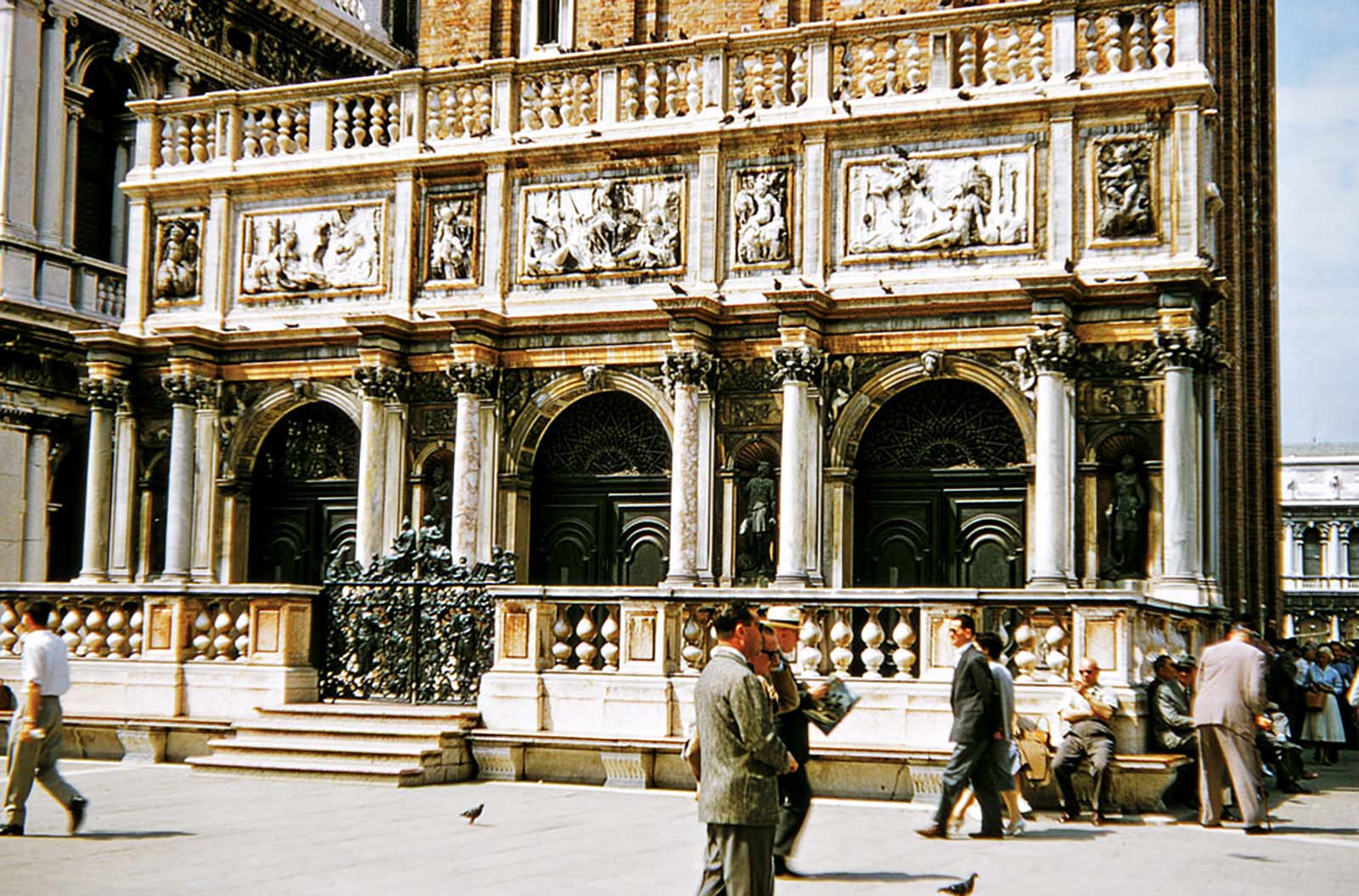 Before Modern Tourism: Kodachrome Photos Show Italy’s Historic Architecture in the 1950s