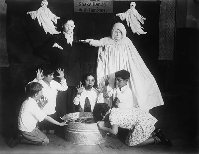 Vintage Halloween Photos Show How People Celebrated in the 1970s and 1990s