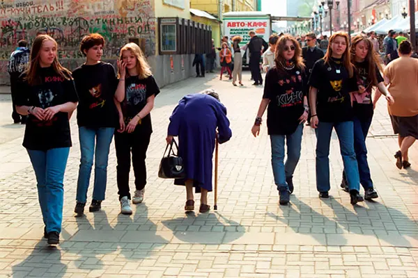 Vintage Photos Show the Street Fashion of Young Russian Women in the 1990s